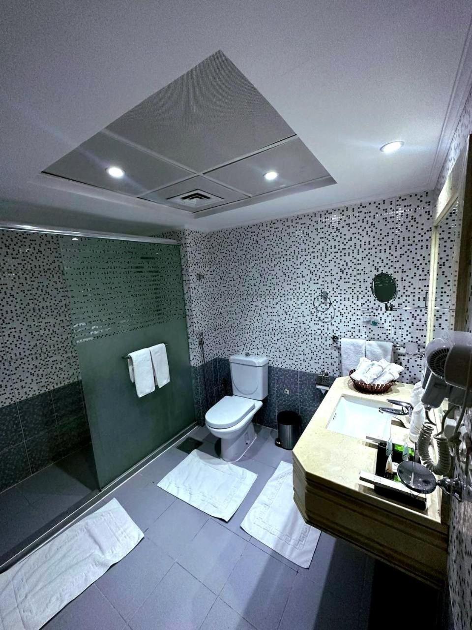 One Inn Hotel Medina Екстер'єр фото