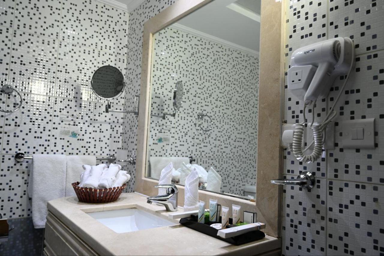 One Inn Hotel Medina Екстер'єр фото